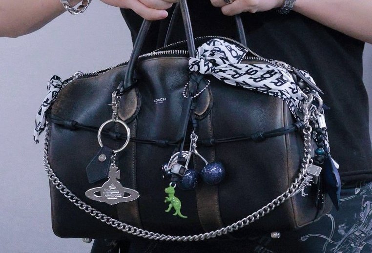 B0YVULATING's tweet photo. nikjju got couple keyrings with the dinosaur from toy story aka jju's fave character in the movie and u mean to tell me they're not the slightest bit in love with e/o https://t.co/Z1kjxtg6Jg
