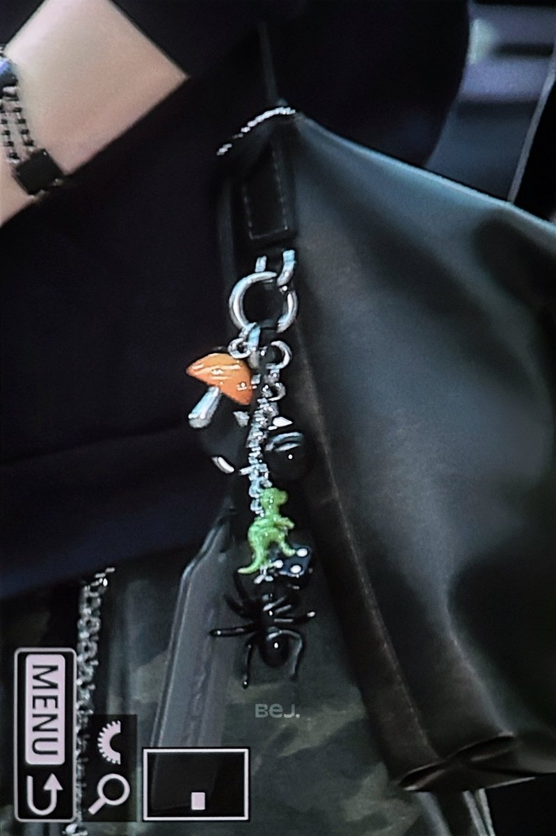 B0YVULATING's tweet photo. nikjju got couple keyrings with the dinosaur from toy story aka jju's fave character in the movie and u mean to tell me they're not the slightest bit in love with e/o https://t.co/Z1kjxtg6Jg
