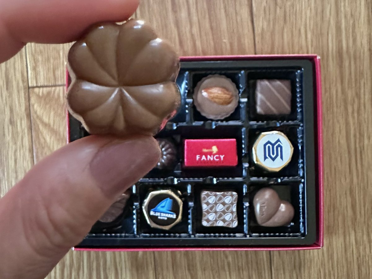 ebimaric's tweet photo. バレンタインにいただいたチョコを
７月に食べてみる🍫…室温でほどよく
柔らかくなっててめちゃ美味ぃ🤓💕 https://t.co/86N1XQFhcf
