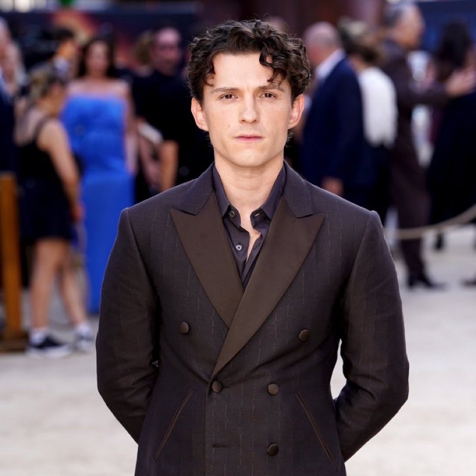 Indie5051's tweet photo. Anne Hathaway, sobre su compañero de reparto en la película The Odyssey, Tom Holland:

"En la vida real como madre, realmente desearía mucho que todos mis hijos crezcan siendo tan maravillosos como mi hijo en la pantalla. Tom es como un hijo soñado por completo." https://t.co/Akc7dvWBI7