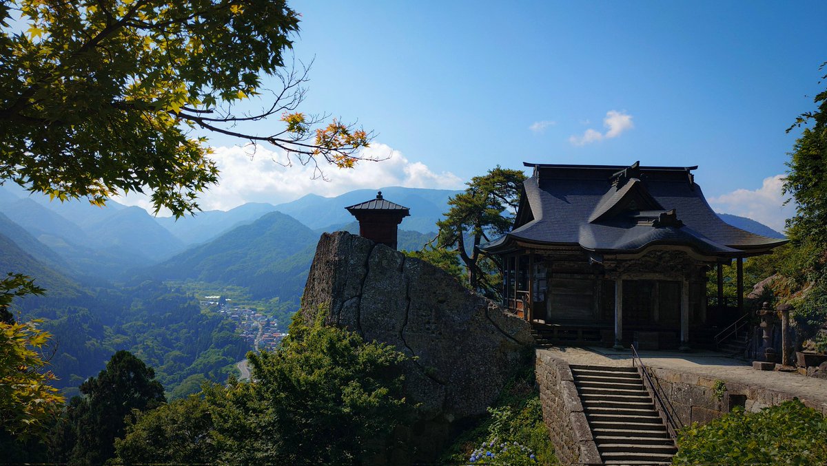 cjcj911's tweet photo. 8年ぶり 2回目の山寺  朝からとても暑くて予定より一本早い電車に乗れたので命拾い？しました 下るときにはすでに全身びしょびしょ… とはいえ清涼な空気のなかもくもくと石段を登っていくのは気持ちがよかったです  五大堂でぼーっとしていたところに電車の音が響きわたるのもなんかよかったな https://t.co/kBTlpiO7FR