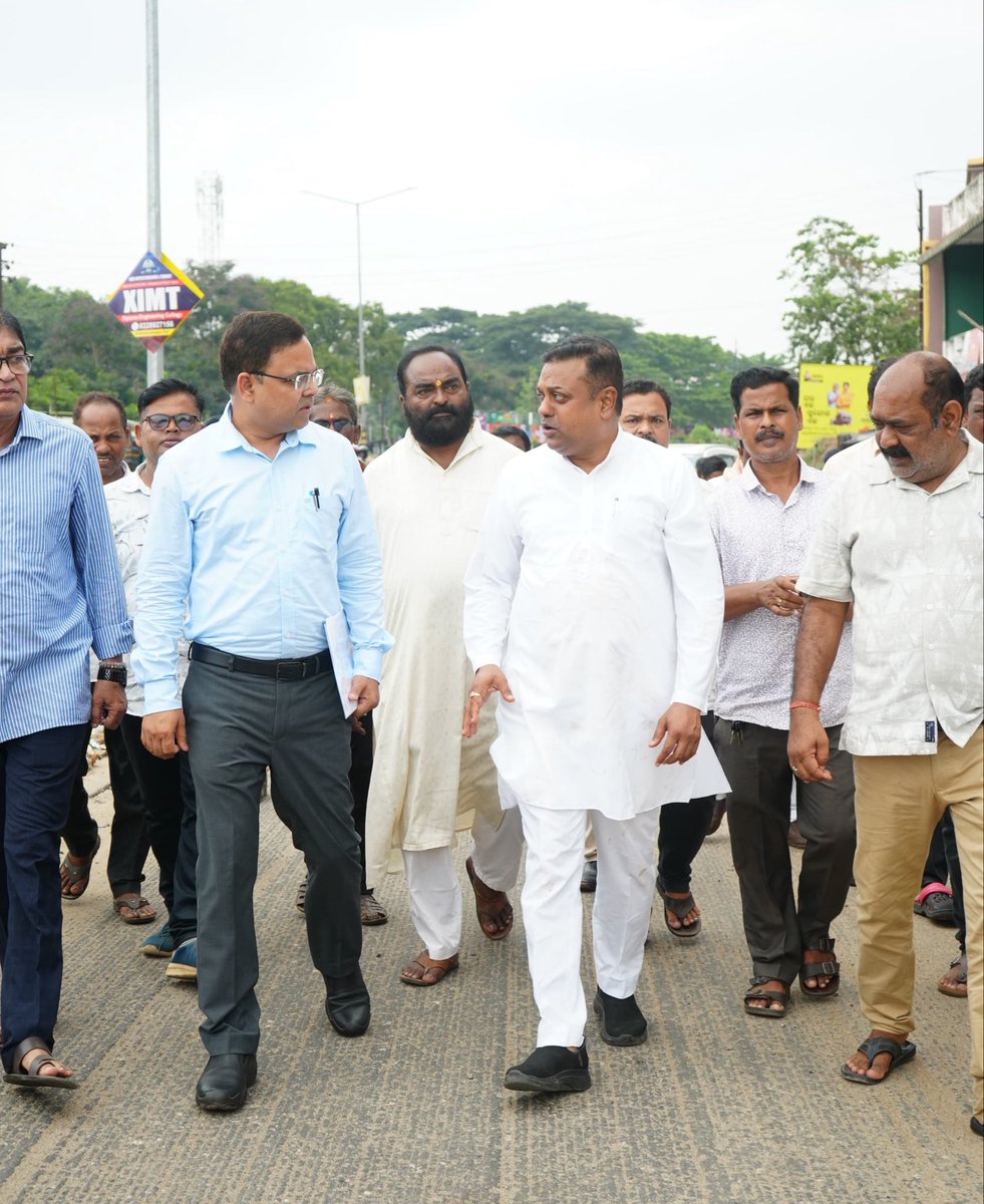 sambitswaraj's tweet photo. पुरी लोकसभा क्षेत्र के अंतर्गत सत्यवादी फ्लाईओवर से होकर गुजरने वाले राष्ट्रीय राजमार्ग-316 (NH-316) के सर्विस रोड का एक हिस्सा लंबे समय से क्षतिग्रस्त होने के कारण आम नागरिकों एवं वाहन चालकों को आवागमन में भारी कठिनाइयों का सामना करना पड़ रहा था। 

इस समस्या को गंभीरता से लेते हुए कुछ दिन पूर्व मैंने भारतीय राष्ट्रीय राजमार्ग प्राधिकरण (NHAI) के परियोजना निदेशक (PD) एवं अन्य वरिष्ठ अधिकारियों के साथ स्थल का निरीक्षण किया था। निरीक्षण के दौरान सड़क की स्थिति का विस्तृत जायजा लिया तथा संबंधित अधिकारियों को जनहित को सर्वोच्च प्राथमिकता देते हुए मरम्मत एवं पुनर्निर्माण का कार्य अविलंब प्रारंभ करने के निर्देश दिए थे।

(1/3)