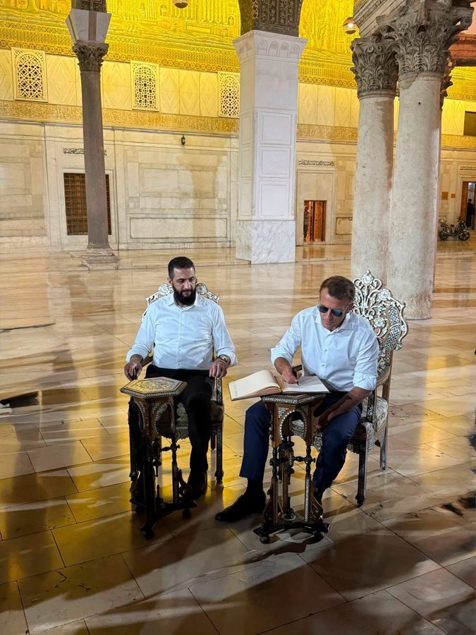 2Halumi's tweet photo. Macron interdit le territoire français au ministre israélien I. Ben Gvir.
Par contre il se précipite chez l'égorgeur d'Al Qaeda Ahmed Al Charaa pour lui signer un chèque de 50 millions dans une mosquée, sous le regard condescendant de celui-ci qui doit bien rire intérieurement ! https://t.co/9RjRRNjwnv
