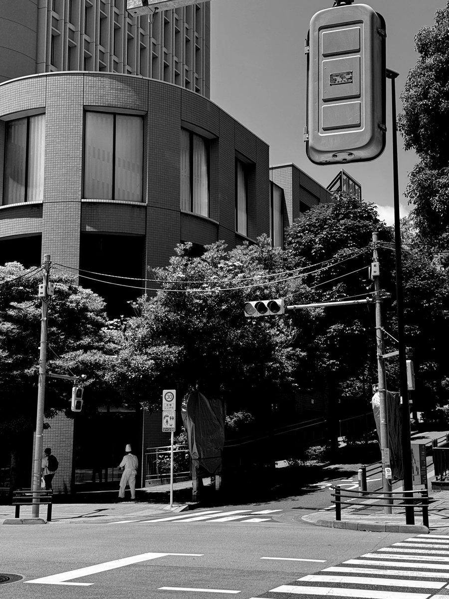 ytworks7's tweet photo. Or maybe I just haven't gotten used to the heat yet? It's hot, isn't it?
#monochrome #streetsnap
#photography #ytworks #iPhone https://t.co/tQSTWWA8TE