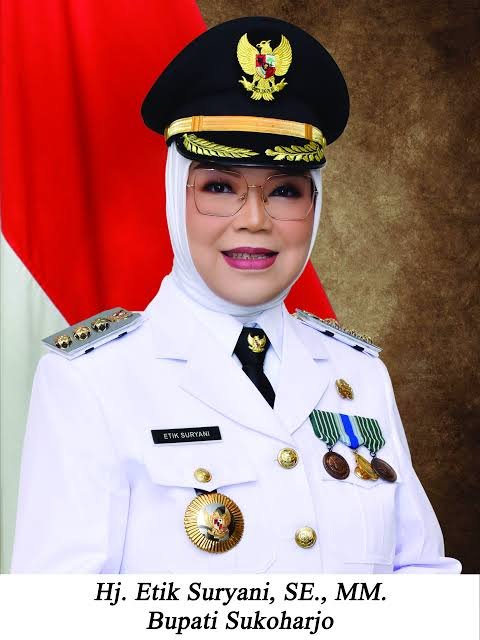 TheKerupuk's tweet photo. Bupati Sukoharjo Etik Suryani, politikus PDIP, terjaring OTT KPK.

Kasusnya yaitu dugaan pemerasan terhadap perangkat daerahnya sendiri. Kepala daerah memeras bawahan.

Kronologinya: diperiksa di Mapolresta Solo sejak Kamis malam, petugas membawa 6 koper hijau ke ruang pemeriksaan, dan subuh tadi Etik dibawa ke Jakarta bersama 4 orang lainnya.

Yang bikin kasus ini makin layak disorot: Sukoharjo dipimpin satu keluarga sejak 2010. Suaminya, Wardoyo Wijaya, bupati dua periode sekaligus Ketua DPC PDIP Sukoharjo. Etik melanjutkan estafet sejak 2021, lalu menang Pilkada 2024 melawan kotak kosong dengan 66% suara. Enam belas tahun kekuasaan satu keluarga, tanpa lawan, dan berakhir di OTT.