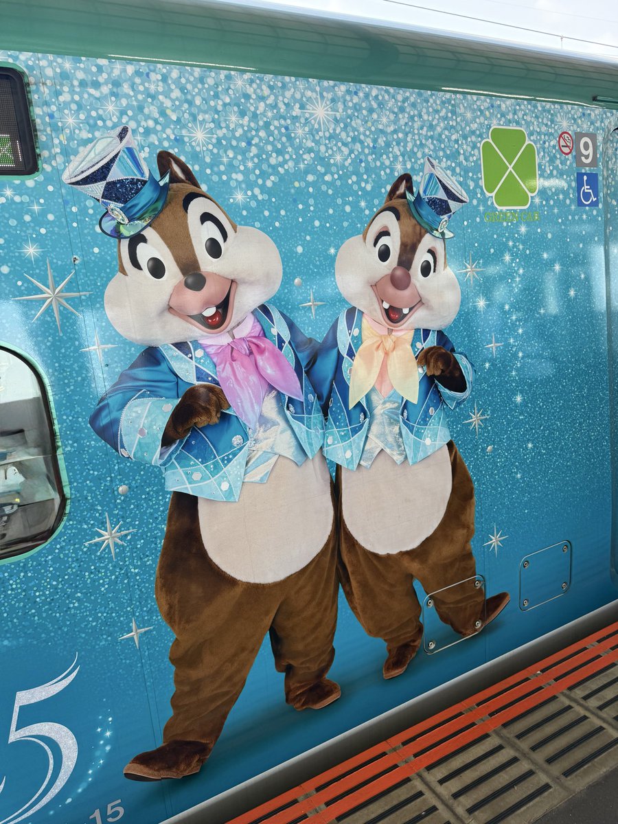 Ujikoji_offical's tweet photo. 珍しい新幹線に乗りました👀

椅子に付いているクッション枕もディズニーですね。【福田】

#やまびこ https://t.co/V2Q75xJRFS