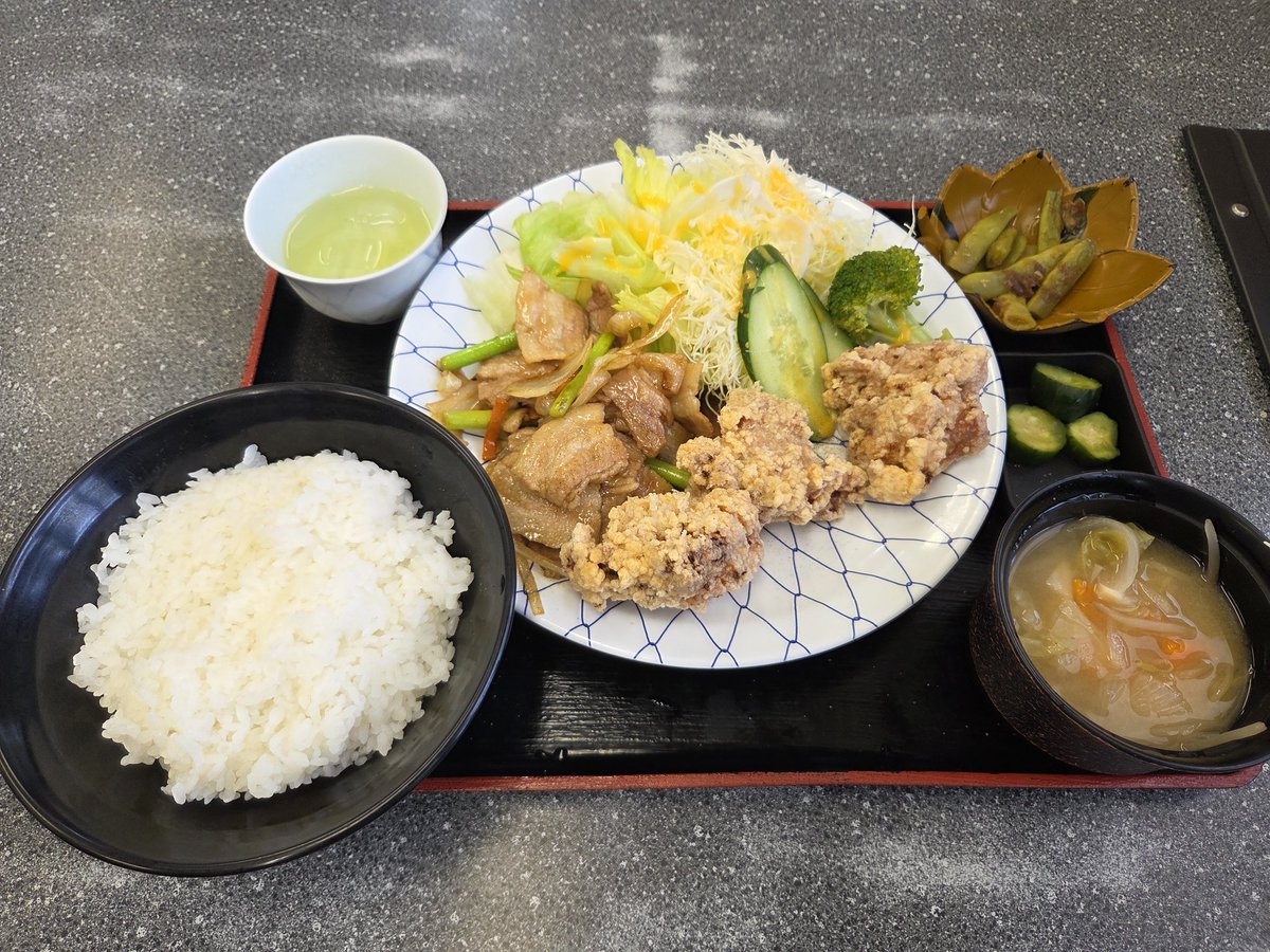 HBOgoma's tweet photo. 今日は天気もいいのでデカ盛りで有名?ということで三島まで行ってきた
チョイス間違えデカ盛りではなかった
カツカレーにすれば良かった https://t.co/reVudaBPY9