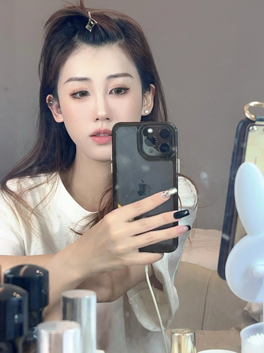 Alyasxpox's tweet photo. Isn't wearing makeup just about pleasing yourself? https://t.co/o2KCLoo8tq