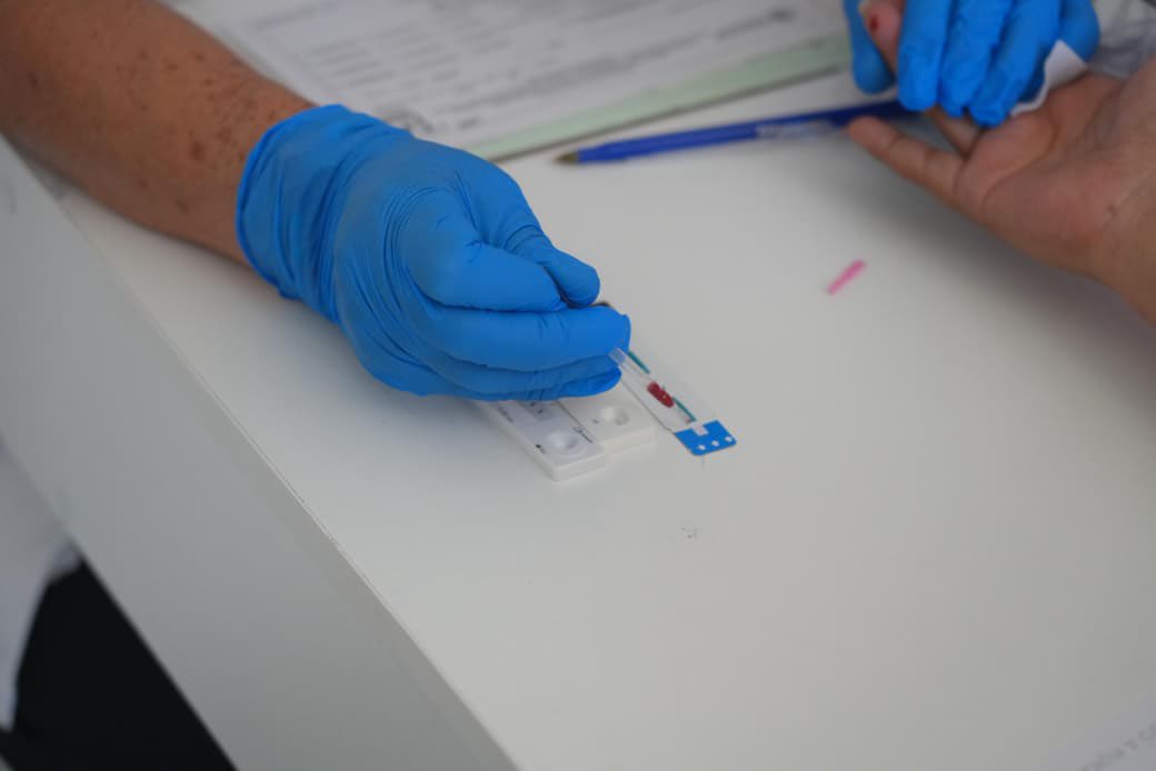 OaxacaSol's tweet photo. *Más de 900 pruebas gratuitas de VIH fortalecen la prevención en Xoxocotlán*

Santa Cruz Xoxocotlán, Oax., 9 de jul.– En el último bimestre, el Ayuntamiento de Santa Cruz Xoxocotlán, a través de la Dirección de Salud, ha realizado más de 900 pruebas rápidas y gratuitas de VIH, sífilis y hepatitis C, consolidando una estrategia de prevención que acerca servicios oportunos y accesibles a la población.

Estas acciones, implementadas en las 17 Casas de Salud y el consultorio municipal, permiten obtener diagnósticos oportunos, propiciando el acceso temprano a tratamiento y contribuyendo a proteger la salud de las familias xoxeñas.

Las pruebas se realizan en mediante procedimientos seguros y confidenciales, con resultados disponibles en aproximadamente 15 minutos.

Las personas interesadas pueden acudir de lunes a viernes, de 7:00 a 15:00 horas, y los sábados, de 7:00 a 12:00 horas, a cualquiera de las 17 Casas de Salud ubicadas en agencias y colonias del municipio, así como al Consultorio Municipal, donde recibirán atención gratuita y confidencial.