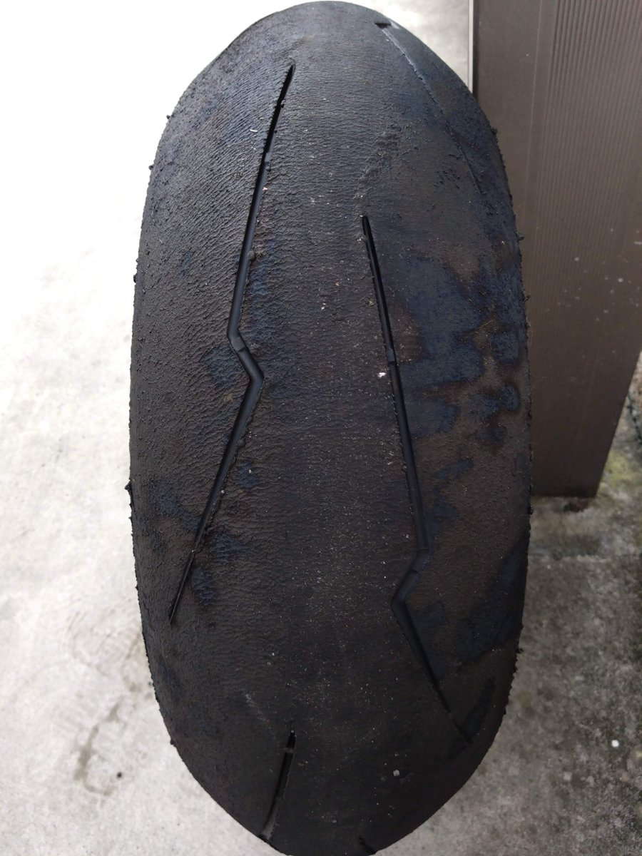 tomozo_sg's tweet photo. スパコルが公道で4000km持つか知りませんがバイク命のワイが思う正しい使い方

サーキットで3時間程シバキ倒す
↓
サイドエンドのスパコルとすり減ったニースライダーを道の駅ハッピーセットにしてヤフオクで販売
↓
売却益を軍資金に加え新しいスパコルを購入

実にエコ‼️
尚スリックは査定0の模様😂 https://t.co/qTxortVAAP