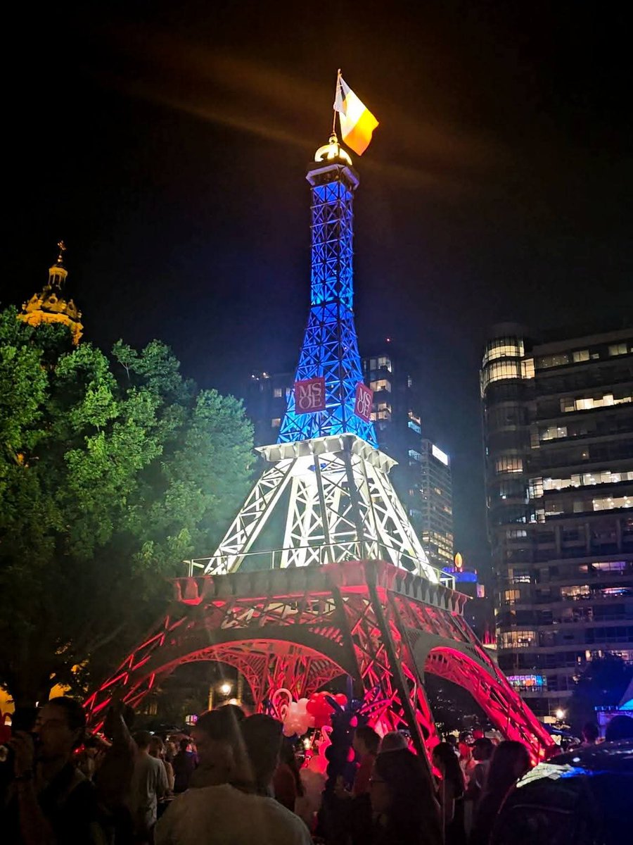 TonyEquality's tweet photo. 🇫🇷 Milwaukee knows how to say Bienvenue! 🇫🇷

An incredible night at Bastille Days as Mayor Cavalier Johnson and Consul General of France Charlotte Montel kicked off the Storm the Bastille Run. 

Vive Milwaukee! ❤️🤍💙 Cheers to the @EastTown Association! https://t.co/WaZKSub7XE