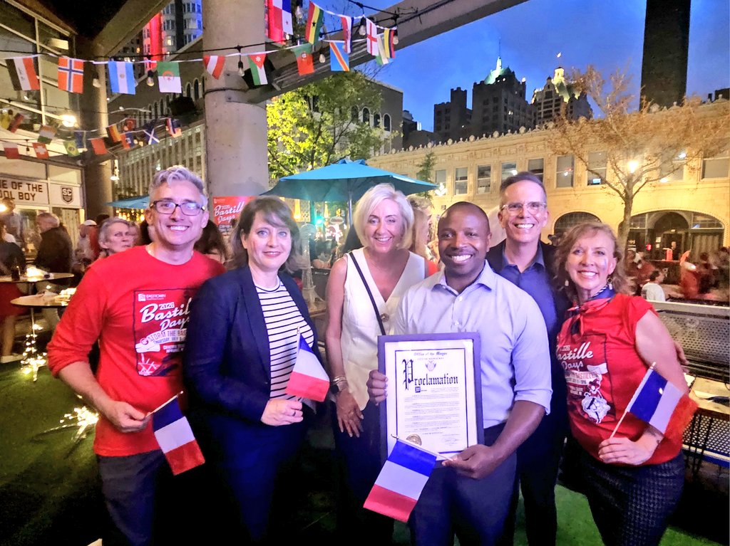 TonyEquality's tweet photo. 🇫🇷 Milwaukee knows how to say Bienvenue! 🇫🇷

An incredible night at Bastille Days as Mayor Cavalier Johnson and Consul General of France Charlotte Montel kicked off the Storm the Bastille Run. 

Vive Milwaukee! ❤️🤍💙 Cheers to the @EastTown Association! https://t.co/WaZKSub7XE