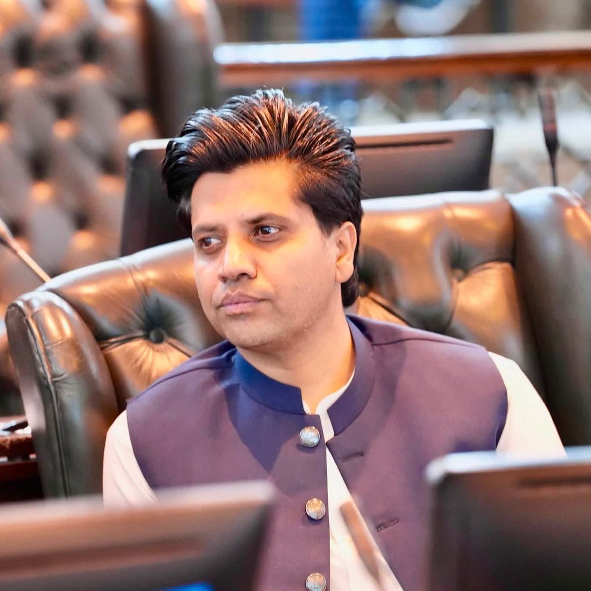 MeFaheem's tweet photo. صوبائی وزیر اطلاعات شفیع جان اس وقت ان چند پی ٹی آئی رہنمائوں میں سے ہیں جو فرنٹ فٹ پر کھیل رہے ہیں
غلطی کوتاہی کسی سے بھی ہو سکتی ہے
لیکن تضحیک کا حق کسی کو نہیں
ہم صحافیوں سے بھی کبھی کبھار غلط معلومات شیئر ہوجاتی ہیں اس کا یہ مطلب نہیں کہ کام ہی چھوڑ دیں
شفیع جان پر اس وقت دگنا بوجھ ہے وہ حکومت اور پی ٹی آئی دونوں کا بیانیہ پیش کرتے ہیں
ان کیخلاف مصنوعی ذہانت سے تضحیک آمیز وڈیوز اور فوٹوز بنانا افسوسناک ہے