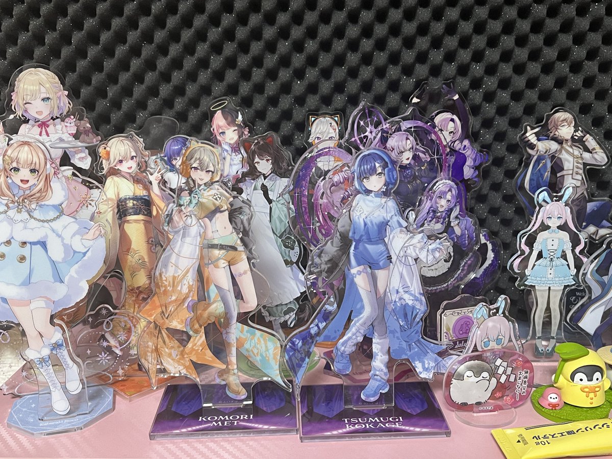 alice_AA_'s tweet photo. アクスタ増えすぎてみんなの顔見えない…… https://t.co/Fzs8ZP5rDB