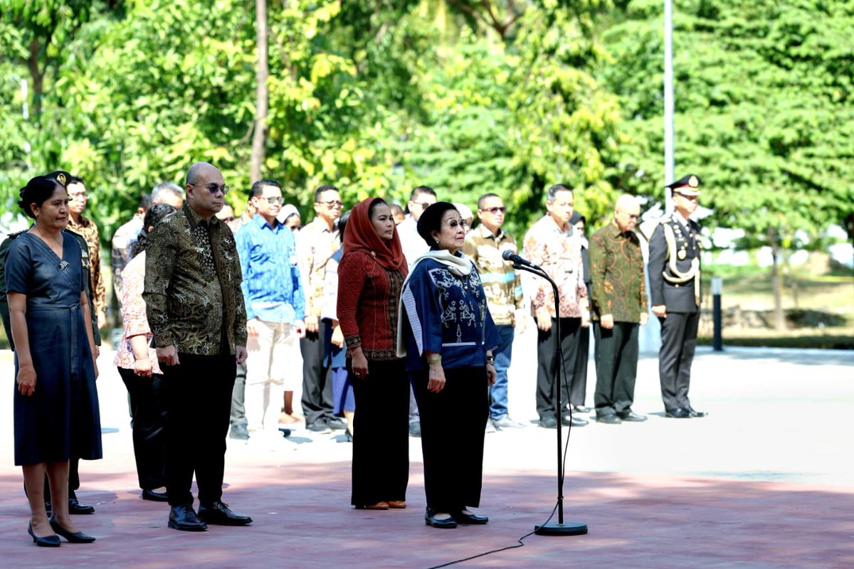 GunRomli's tweet photo. Lawatan Hari Ketiga di Dili, Ibu Megawati Soekarnoputri Berziarah ke Taman Makam Pahlawan Seroja

Ziarah ke TMP Seroja Dili, Ibu Megawati Doakan Prajurit Indonesia yang Gugur di Timor Leste

Ibu Megawati Ziarah ke Makam Pahlawan Seroja dan Sekjen PDI Perjuangan Hasto ke TMP Metinaro di Timor Leste

Dili - Mengawali hari ketiga kunjungannya di Timor Leste, Presiden kelima RI yang juga Ketua Umum DPP PDI Perjuangan, Megawati Soekarnoputri mendatangi Taman Makam Pahlawan (TMP) Seroja, Dili, Jumat (10/7/2026).

Pantauan di lokasi, Ibu Megawati yang tampak mengenakan pakaian tenun ikat berwarna biru diadu kerudung berwarna putih tiba di Kompleks TMP Seroja sekitar pukul 11.00 waktu setempat.

Ibu Megawati tampak didampingi oleh keponakannya, yakni Puti Guntur Soekarno dan Romy Soekarno. Ibu Megawati pun langsung mengisi buku tamu.

Setelahnya, dilakukan upacara penghormatan singkat. Dengan takzim dan hikmat, Ibu Megawati memimpin hening cipta dan seluruh peserta ziarah mengikutinya.

Dalam momen itu, Ibu Megawati secara khusus meletakan karangan bunga di Kompleks TMP Seroja. Kepala Staf Kepresidenan Timor Leste Henriqueta Maria da Silva yang ikut berziarah, juga melakukan hal yang sama.

Setelah upacara, Ibu Megawati bergerak ke arah dua makam, dan menaburkan bunga ke kedua makam. Selanjutnya ia tampak memanjatkan doa.

Usai berziarah, Ibu Megawati dan rombongan melakukan foto bersama.

Taman Makam Pahlawan (TMP) Seroja adalah pemakaman militer yang dikhususkan bagi prajurit ABRI (kini TNI) dan pejuang integrasi Timor-Timur yang gugur selama konflik antara tahun 1975 hingga 1999.

Kompleks makam utama di Dili menjadi tempat peristirahatan terakhir bagi sekitar 600 pahlawan integrasi, sekaligus tercatat sebagai pemakaman terbesar milik Indonesia di luar negeri.

Secara terpisah, Sekjen PDI Perjuangan Hasto Kristiyanto juga memimpin jajaran partainya untuk berziarah dan mendatangi Taman Makam Pahlawan (TMP) Metinaro.

Sebagai informasi, kunjungan Ibu Megawati ke Dili kali ini tidak terlepas dari historis 24 tahun lalu. Dimana, putri Bung Karno ini hadir pada, 20 Mei 2002 di Padang Tasitolu, saat menghadiri langsung upacara restorasi kemerdekaan Timor-Leste.

Tak hanya itu, pada kunjungannya kali ini ke Dili, Ibu Megawati dianugerahi penghargaan tertinggi dari Pemerintah Timor-Leste, yakni Grande Colar da Ordem de Timor-Leste di Istana Kepresidenan Nicolau Lobato, Dili.

Ibu Megawati berkontribusi signifikan dalam memperkuat hubungan persahabatan, dialog, dan normalisasi hubungan bilateral pascapemulihan kemerdekaan Timor-Leste.
Adapun, perhargaan ini berikan oleh Presiden Timor Leste José Ramos-Horta, dan disaksikan oleh Perdana Menteri Kay Rala Xanana Gusmão.

Ibu Megawati menegaskan bahwa penghargaan ini bukanlah akhir, melainkan sebuah amanat dan janji masa depan yang harus terus dikerjakan oleh Indonesia dan Timor-Leste.

"Penghargaan Grand Collar ini bukan sekadar medali. Ini adalah sebuah mata rantai yang saling mengunci. Setiap mata rantai menopang mata rantai berikutnya. Bagi saya, di situlah maknanya: persahabatan Indonesia dan Timor-Leste adalah rantai yang harus terus memanjang—dari satu generasi ke generasi berikutnya, tanpa pernah terputus," tegas Ibu Megawati.

Foto Monang Sinaga