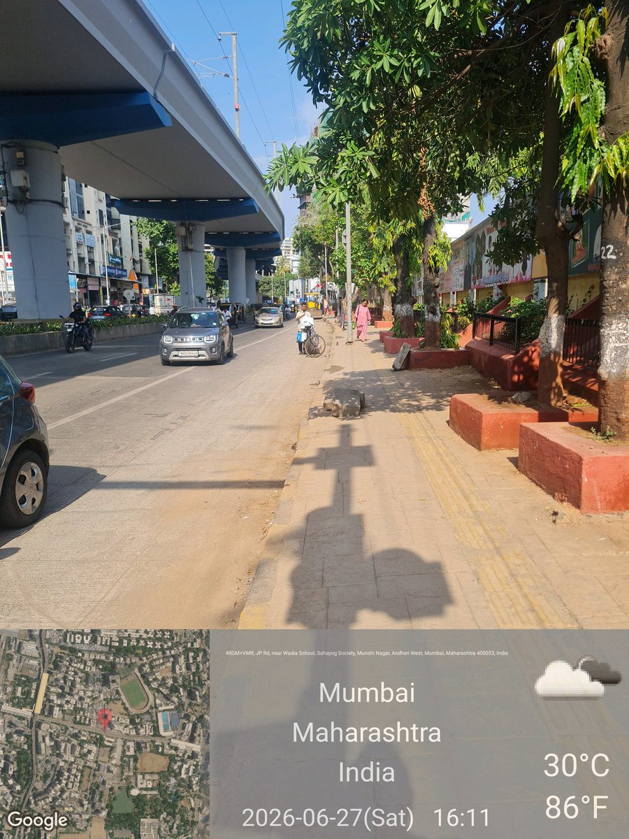 RameshChippa6's tweet photo. @AshwiniBhide @mybmc @mybmcwardKW  जे पी रोड वाडीया शालेय जवल राम मंदिर समोर अंधेरी पश्चिम येथे के पश्चिम रस्ते परिक्षण विभागाचे भ्रष्ट अधिकारी A D कन्स्ट्रक्शन चे कबल वायर टाकण्याचे काम सुरू असताना फुटपाथ वरील स्टीलचे 100 मिटर रेलिंग ह्या सर्वानी चोरी करून विकण्यात आली आहे https://t.co/usKXJ8cXIl