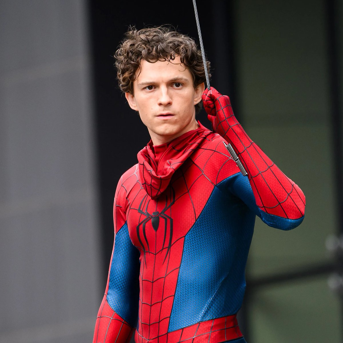 Thai_SuperHero's tweet photo. Erling Haaland เล่าว่า Tom Holland เคยส่งข้อความมาชวนเขาไปกินข้าวเย็นระหว่างดูการแข่ง Formula 1 ที่โมนาโก แต่สุดท้ายกลับไม่ได้ตอบกลับ

"พูดตรงๆ เลยว่ามันน่าอายมาก ตอนนั้นเราอยู่ที่โมนาโกในช่วงการแข่ง F1 แล้วก็มีข้อความส่งเข้ามา .... ผมไม่ค่อยดูหนัง เลยไม่ค่อยรู้จักว่าใครเป็นใคร มีคนส่งข้อความมาชวนไปกินข้าว แต่ผมไม่เคยเห็นเขามาก่อน เลยไม่ได้ตอบกลับ เพราะไม่อยากตอบคนแปลกหน้า"

แล้วระหว่างให้สัมภาษณ์ Haaland ยังจำไม่รู้ด้วยว่า Tom Holland คือใคร จนมีคนตะโกนบอกว่า "Tom Holland... Spider-Man!" เจ้าตัวเลยนึกออก 555555

"ผมว่าคงต้องส่งข้อความกลับไปหาเขาแล้วล่ะ ผมลืมเรื่องนี้ไปเลยจริง ๆ"