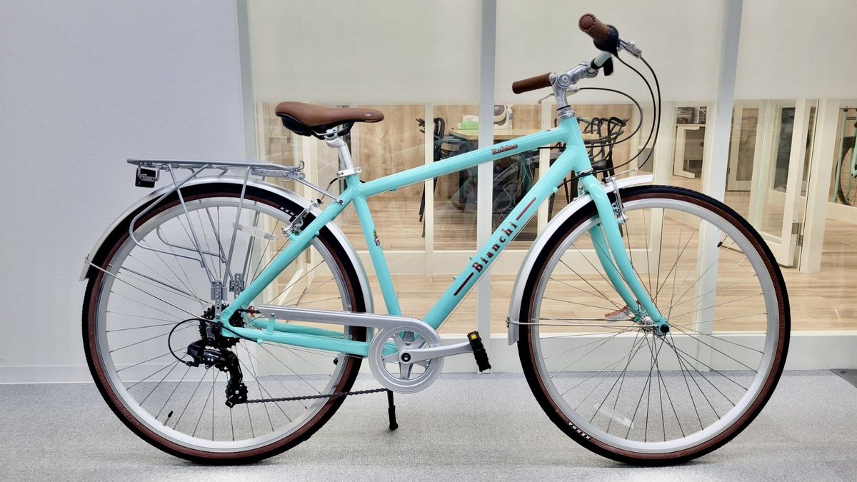 IOS_Bianchi's tweet photo. 【日本限定復刻】
BIANCHI SPILLO 受注開始！

クラシカルなデザインに、スポーツバイクの走りをプラス！
入荷台数に限りがございます！
気になる方は店頭へ！

キャリアやスタンド、チェーンガード標準装備で、
街乗りに最適な一台！

 #BIANCHI #ビアンキ #自転車 #クロスバイク #ワイズロード #大阪 https://t.co/UlCADDoSIF