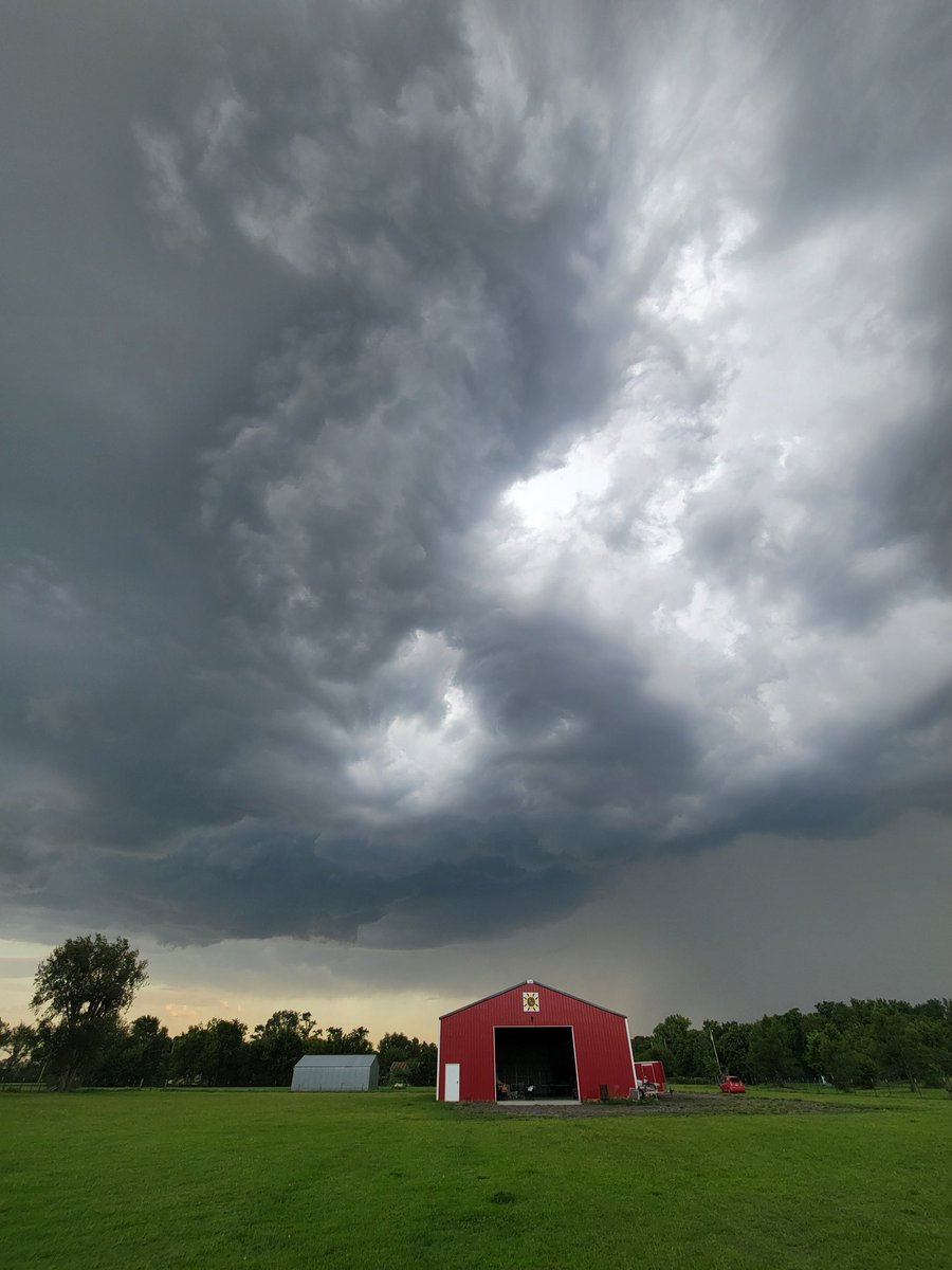Carriecyr4's tweet photo. Tonight's storms rolling in https://t.co/WyXTsfGMyb