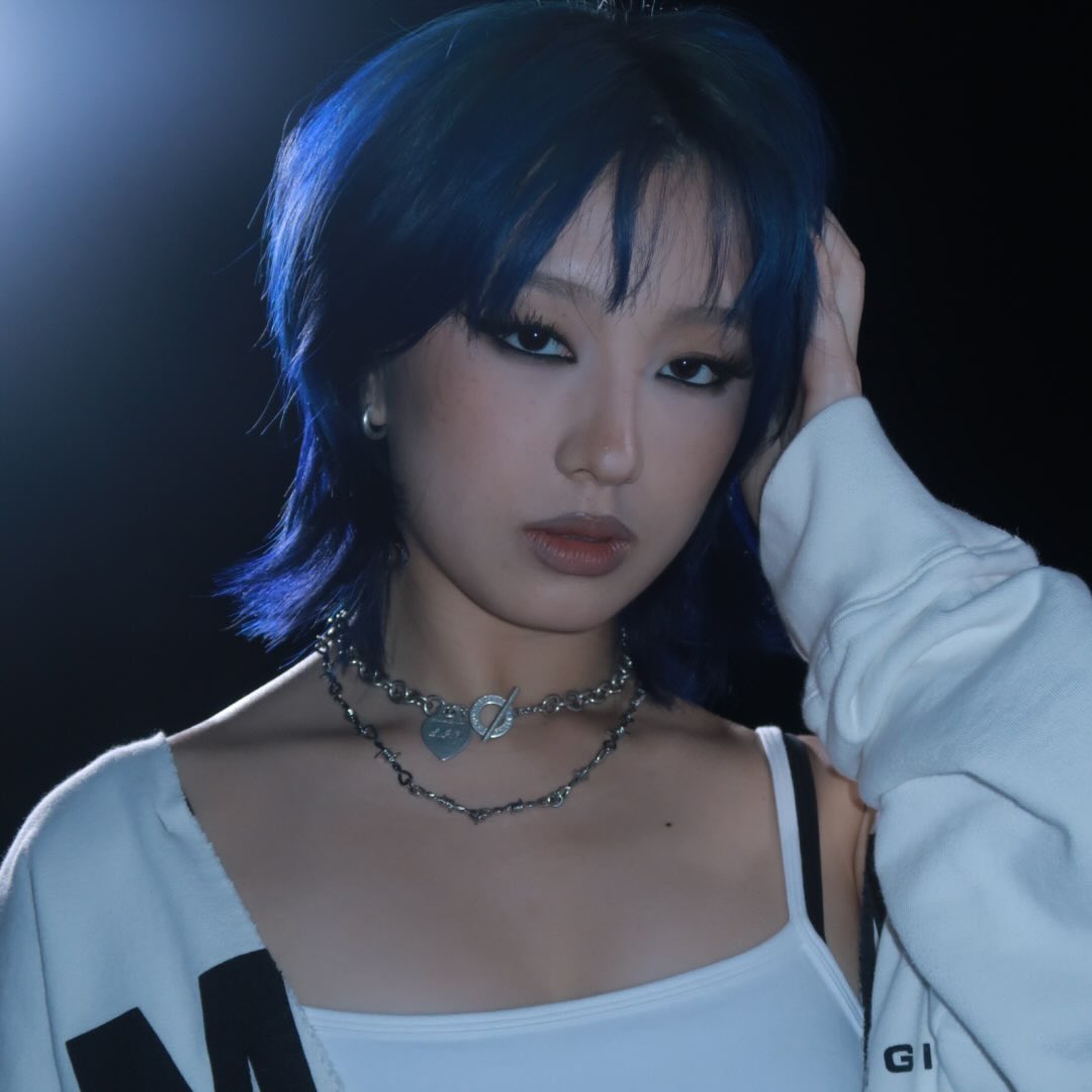GirlsetGlobal's tweet photo. #GIRLSET’s Lexi debuts blue hair. 💙 https://t.co/rz8iNdnNjE