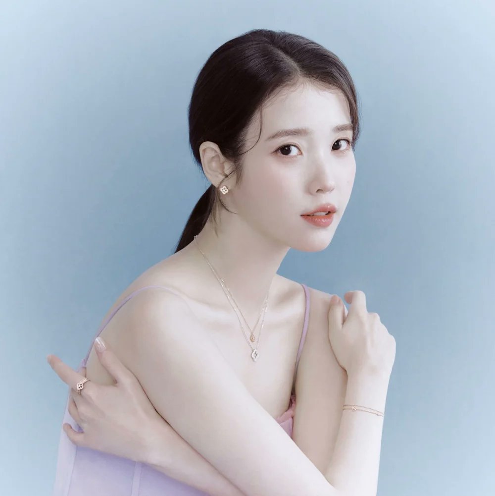 TheePopCore's tweet photo. IU and Lee Jong Suk have recently broken up, according to Dispatch.

The two have decided to go their separate ways after four years of public dating. https://t.co/76RzAcdjNO