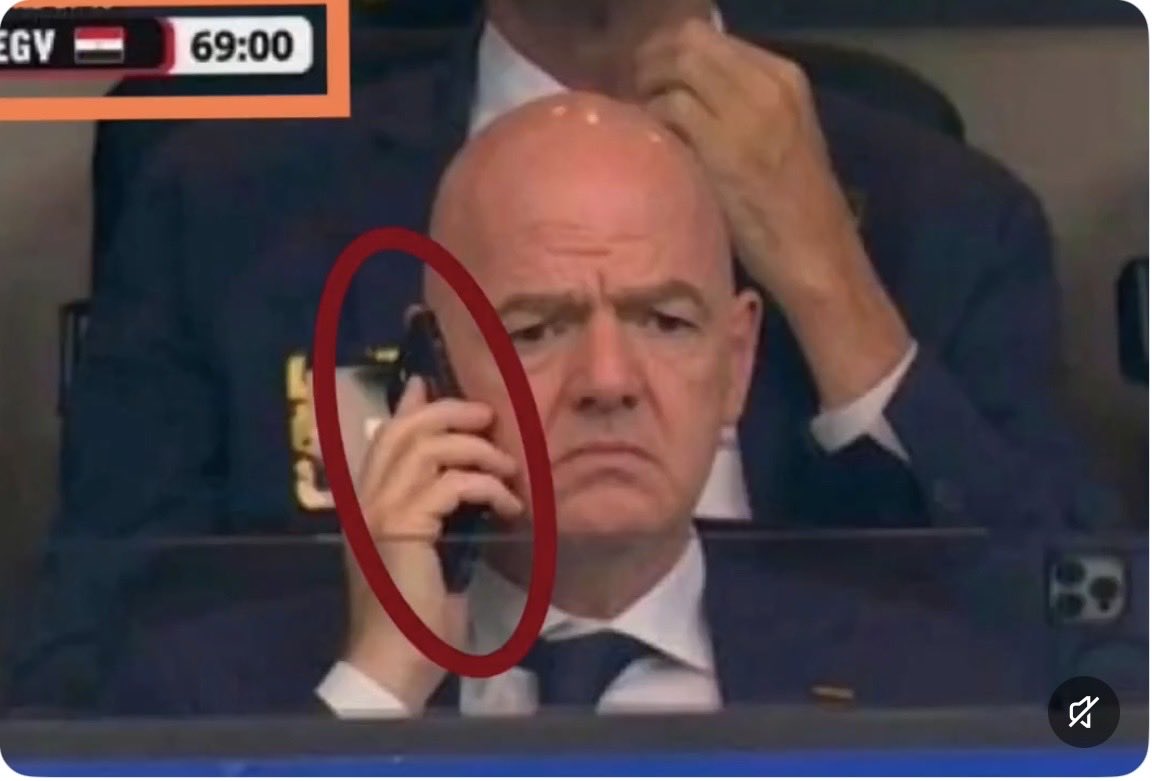 ZamHaberAjans's tweet photo. Mısır’ın 2 golle öne geçtikten sonra maçı tribünden izleyen FIFA Başkanı Gianni Infantino’nun yüzünün asık olduğu, konuşma yaptığı kişinin kim olduğu Mısır’da gündem oldu. Bu konuşmanın ardından Arjantin’in golleri arka arkaya geldi. https://t.co/YB7GbZvRTS