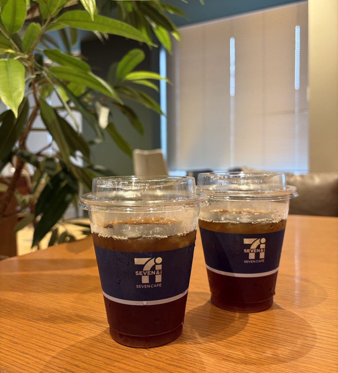 UCC_COFFEE's tweet photo. 🟩🟥🟧今日は #セブンイレブンの日🟩🟥🟧

セブンイレブンとUCCで共同開発した「セブンカフェ 水素焙煎コーヒー アイスR」をご紹介☕

飲みごたえがありながら後味すっきり✨
フルーティーな味わいで、これからの季節にぴったりです☀
ぜひ全国のセブンイレブンで、お試しください😊 https://t.co/XOZQU5hUFH