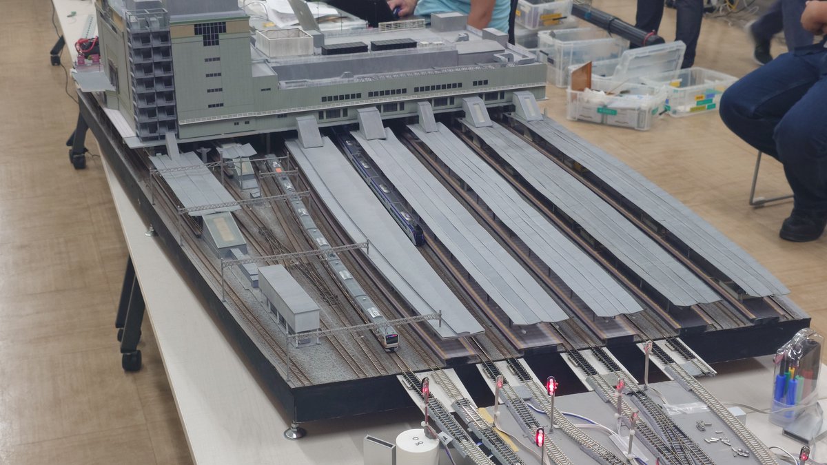 RFC_PR's tweet photo. 今回の実演はCityscape Studio（@Cityscape_Std）さまとのコラボレーション！

東京駅と新宿駅にはCityscape Studioさまの精密なジオラマを組み込み、駅周辺の街並みや建築物まで細部にこだわった臨場感あふれる風景の中でダイヤ運転を実施します
#RFC_JC https://t.co/UNNJ7TajOX