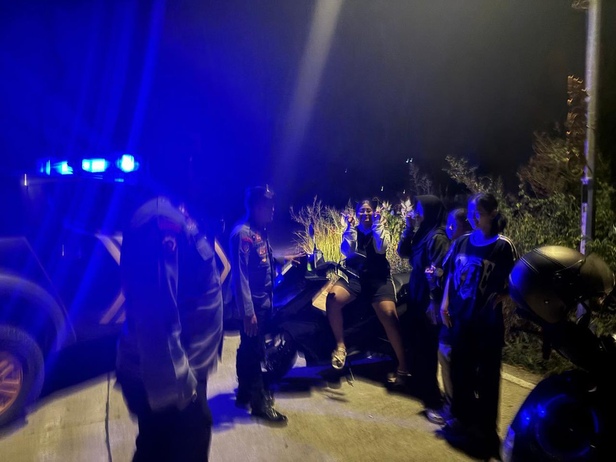 polsekdawanp's tweet photo. Patroli Sodok Polsek Dawan, Antisipasi Balap Liar di Kawasan PKB

Personel Patroli Polsek Dawan melaksanakan Patroli Sodok di sepanjang jalur Pusat Kebudayaan Bali (PKB), Kecamatan Dawan, Kamis (9/7) malam, sebagai upaya mengantisipasi aksi balap liar, speeding, https://t.co/1npC66y0fR