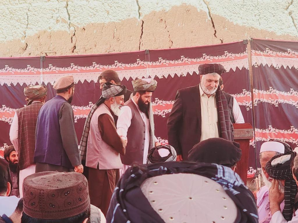 HekmatZol's tweet photo. په پکتيا مرکز ګردیز کي مو د دوو کورنیو ترمنځ پنځه کلنه دوښمني په ورورولۍ او پخلاینې بدله کړل.
د یوې کورنۍ ٣ تنه شهیدان او یو تن ټپي شوی وو.
کور یی ودان چي په یاده قضیه کي يي زموږ هڅې وستایلې. https://t.co/pBA25zVwtK