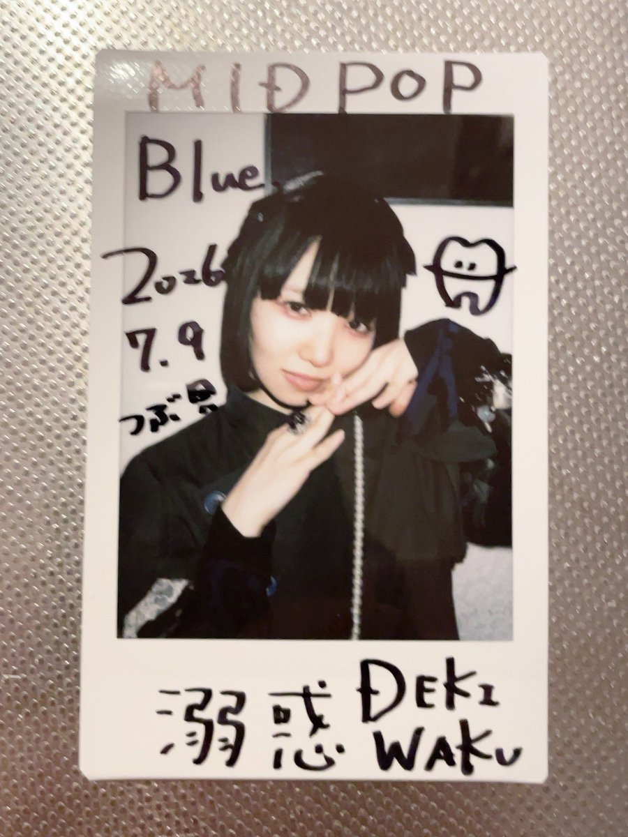 oshushitoon's tweet photo. 初見ながら曲が好みだったMID POP、ラストのSeasideが特に。ライブ中ずっと笑顔でよすぎた溺惑さん、ご本人とグループの基礎知識を丁寧に教えてくれてありがとうございました。なんか歯型のポーチ？持ってる？と思ったらなるほど本物。（私は趣味ですが）写真の話もして〜となりました。また行きます〜 https://t.co/jGFbmkkgkE