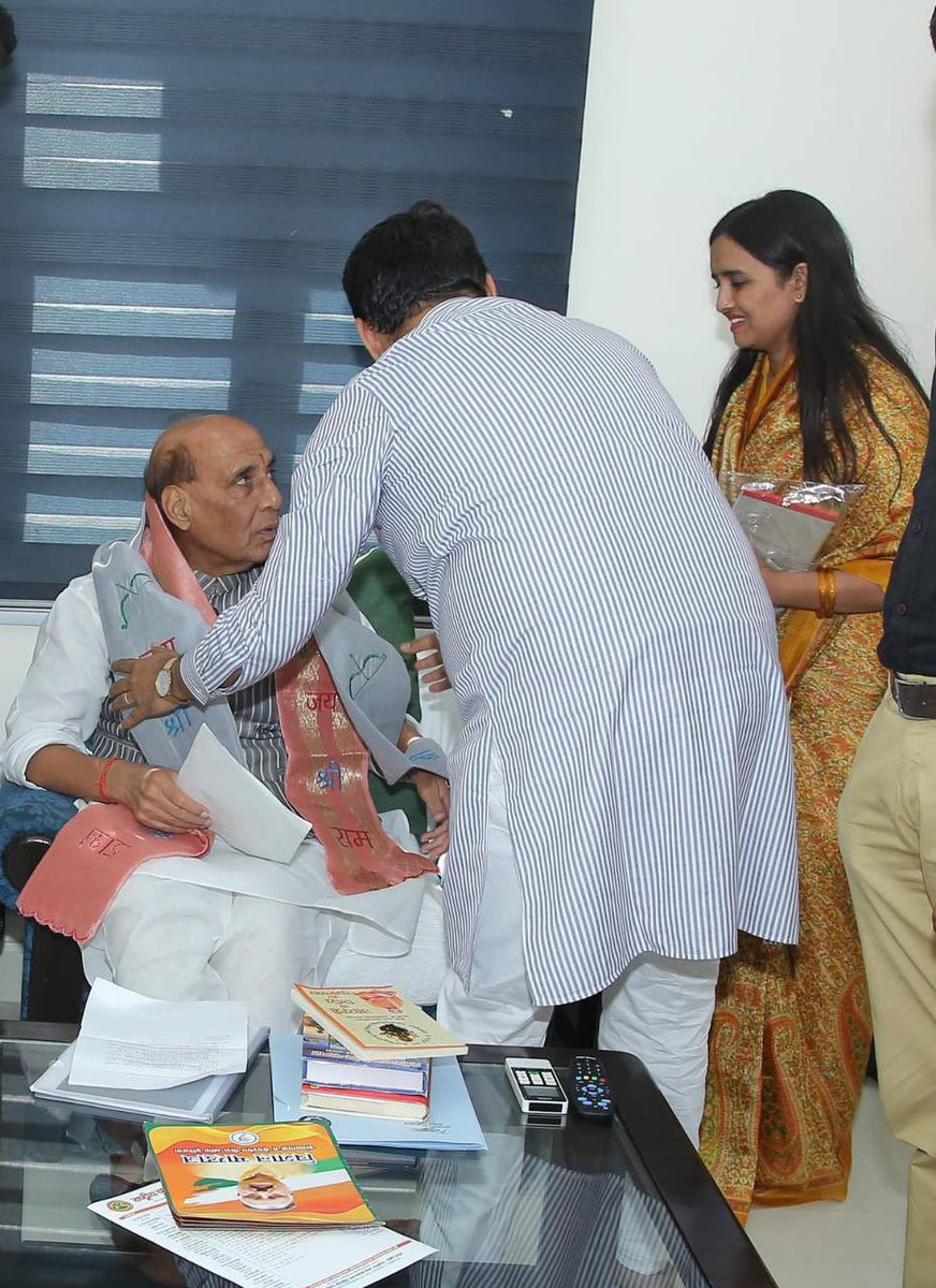 DeepikaPRathore's tweet photo. भारतीय जनता पार्टी के वरिष्ठ नेता एवं देश के माननीय रक्षा मंत्री आदरणीय श्री राजनाथ सिंह जी को जन्मदिन की हार्दिक बधाई एवं शुभकामनाएँ।

प्रभु श्रीराम से प्रार्थना है कि आपको उत्तम स्वास्थ्य, दीर्घायु, सुख-समृद्धि एवं निरंतर राष्ट्रसेवा का सामर्थ्य प्रदान करें। आपके कुशल नेतृत्व में भारत की रक्षा व्यवस्था निरंतर सशक्त और आत्मनिर्भर बनती रहे तथा राष्ट्र नई ऊँचाइयों को प्राप्त करे।

Rajnath Singh