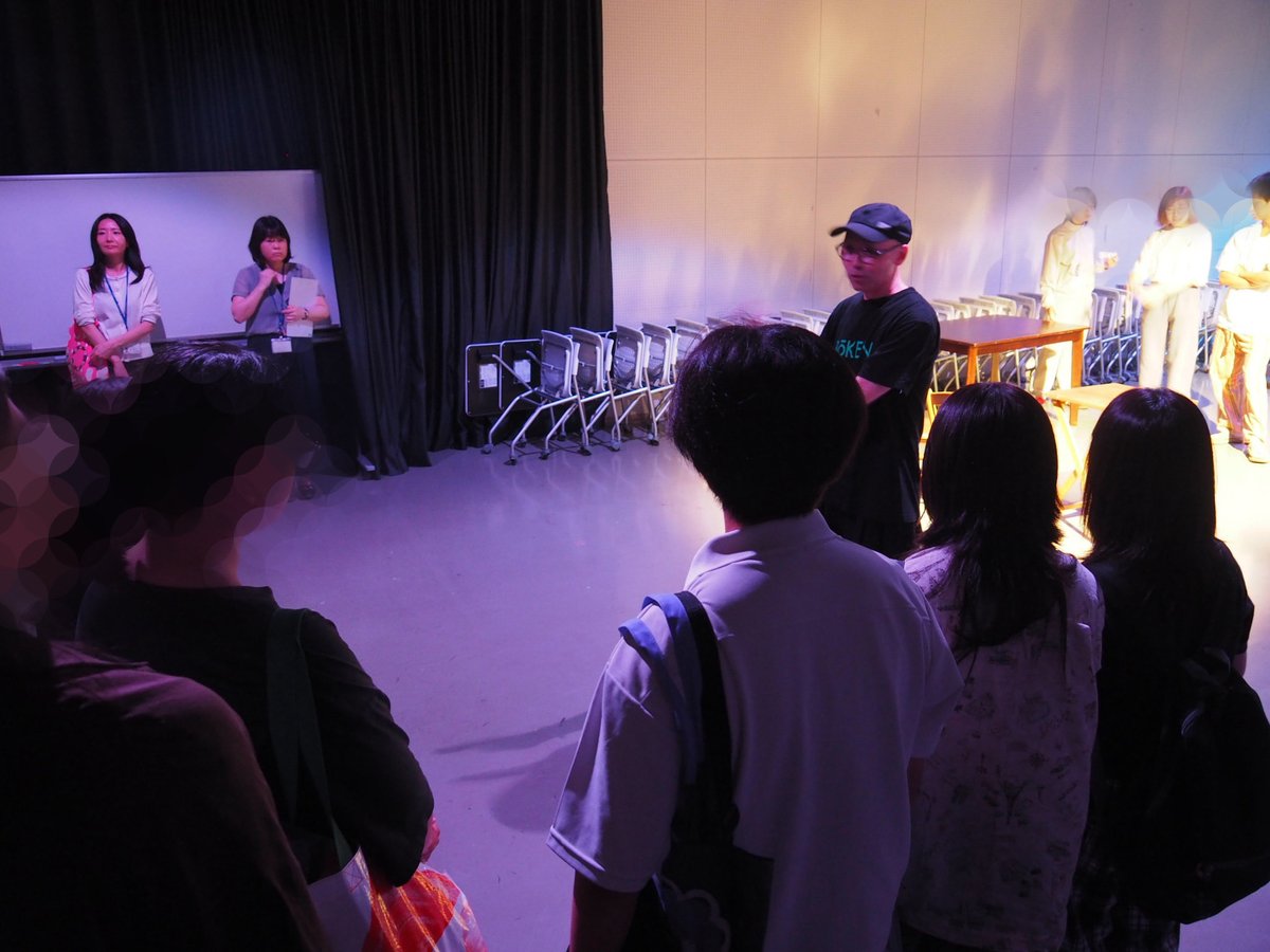 nishibi8's tweet photo. 大学見学2日目 午前は東京造形大学です。
映画・映像専攻では学生による即興劇を鑑賞。デザイン専攻ではDM制作の講評、アニメーション、彫刻、絵画専攻では作品や、アトリエで制作に取り組む様子を見学しました。
昼食は大学の学食やカフェへ。13アイスも生徒に好評でした。とても美味しかったです！ https://t.co/qNhSUfHdHF