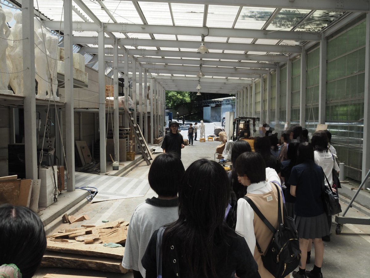 nishibi8's tweet photo. 大学見学2日目 午前は東京造形大学です。
映画・映像専攻では学生による即興劇を鑑賞。デザイン専攻ではDM制作の講評、アニメーション、彫刻、絵画専攻では作品や、アトリエで制作に取り組む様子を見学しました。
昼食は大学の学食やカフェへ。13アイスも生徒に好評でした。とても美味しかったです！ https://t.co/qNhSUfHdHF