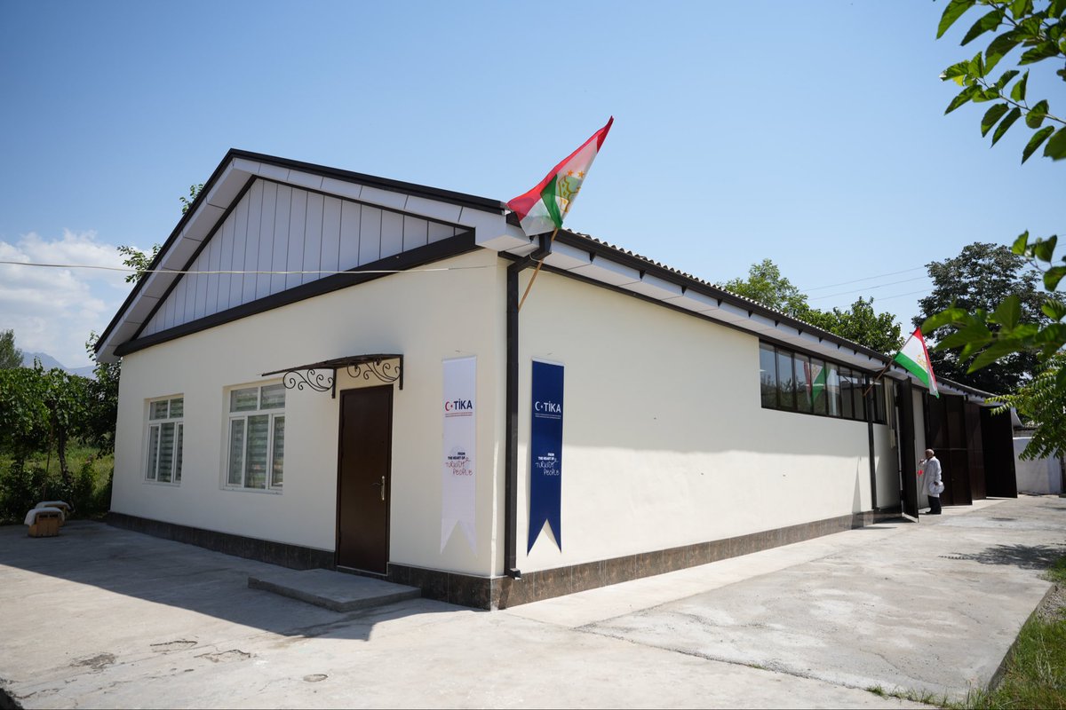 Tika_Tajikistan's tweet photo. 🐝 Tacikistan’da Arıcılığın Gelişimine TİKA Desteği 🇹🇷🇹🇯

TİKA olarak Tacikistan Tarım Bakanlığına bağlı Arıcılığı Geliştirme Kurumunda Çok Katlı Arı Kovanı Üretim ve Geliştirme Atölyesini hizmete açtık.

2021 yılından bu yana yürüttüğümüz program kapsamında üreticilere arı aileleri ve modern kovan desteği sağlıyor, bugüne kadar 2.000’den fazla modern arı kovanını üreticilerle buluşturduk.

Programın yeni aşamasında, çok katlı modern arı kovanlarının Tacikistan’da yerel imkânlarla üretilmesini sağlayacak atölyeyi kurarak üreticilerin modern kovanlara erişimini kolaylaştırmayı hedefliyoruz.

Bilgi ve tecrübe paylaşımına dayalı kalkınma anlayışımızla Tacik balının kalite standartlarının yükseltilmesini, katma değerinin artırılmasını ve uluslararası pazarlarda rekabet gücünün geliştirilmesini desteklemeye devam ediyoruz.