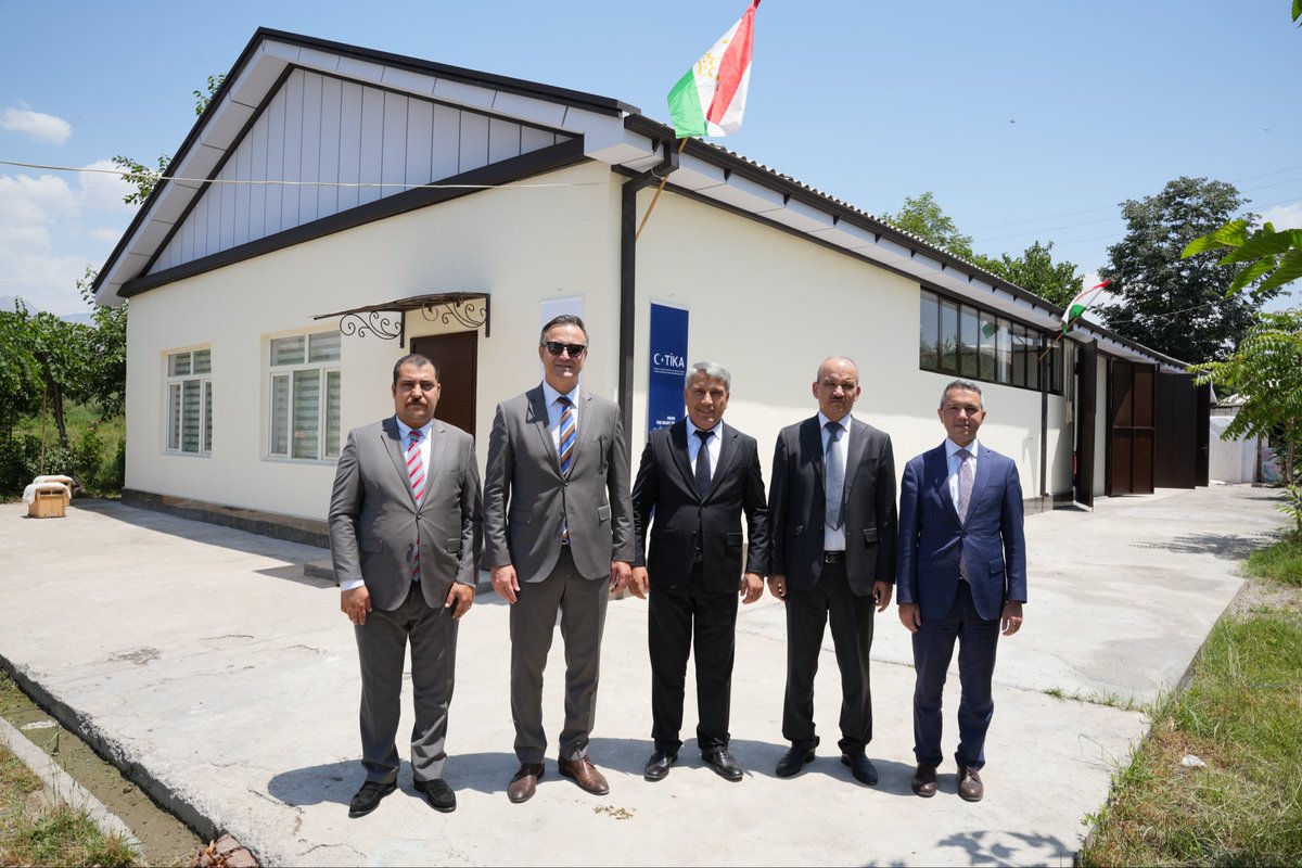 Tika_Tajikistan's tweet photo. 🐝 Tacikistan’da Arıcılığın Gelişimine TİKA Desteği 🇹🇷🇹🇯

TİKA olarak Tacikistan Tarım Bakanlığına bağlı Arıcılığı Geliştirme Kurumunda Çok Katlı Arı Kovanı Üretim ve Geliştirme Atölyesini hizmete açtık.

2021 yılından bu yana yürüttüğümüz program kapsamında üreticilere arı aileleri ve modern kovan desteği sağlıyor, bugüne kadar 2.000’den fazla modern arı kovanını üreticilerle buluşturduk.

Programın yeni aşamasında, çok katlı modern arı kovanlarının Tacikistan’da yerel imkânlarla üretilmesini sağlayacak atölyeyi kurarak üreticilerin modern kovanlara erişimini kolaylaştırmayı hedefliyoruz.

Bilgi ve tecrübe paylaşımına dayalı kalkınma anlayışımızla Tacik balının kalite standartlarının yükseltilmesini, katma değerinin artırılmasını ve uluslararası pazarlarda rekabet gücünün geliştirilmesini desteklemeye devam ediyoruz.