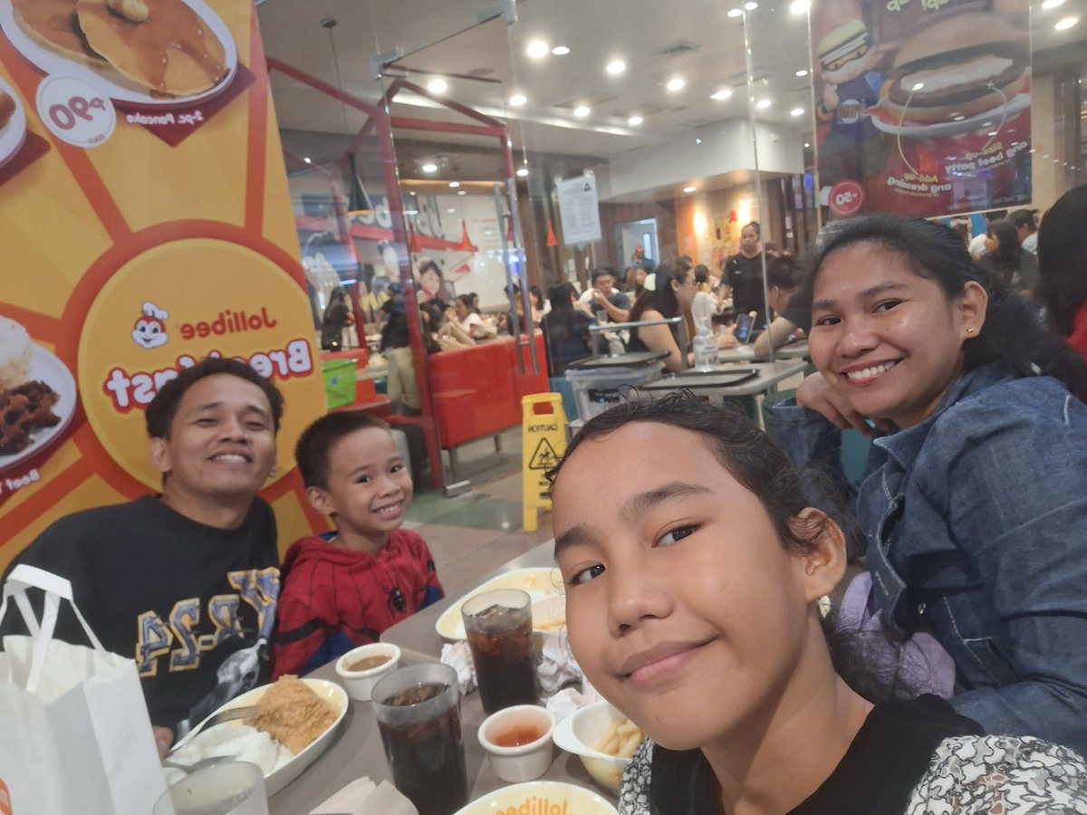 Lieetty10's tweet photo. @Jollibee Best bonding ng pamily with @Jollibee #MoreSweetSarapSaya https://t.co/nM1P4fFv34