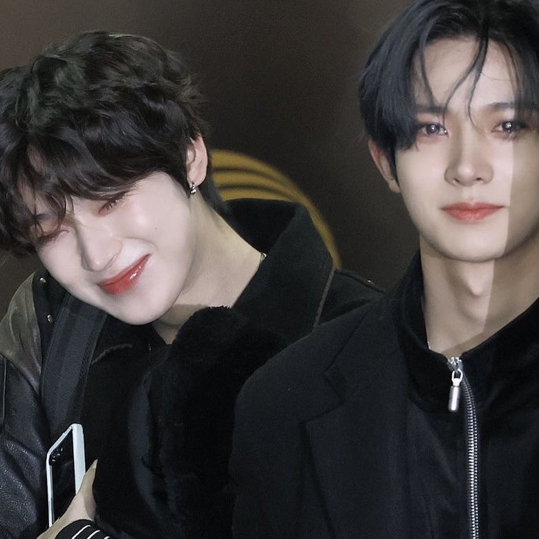 notsospicyz's tweet photo. dont you love it whenever sunoo peeks behind heeseung https://t.co/p5mT8XEM3l
