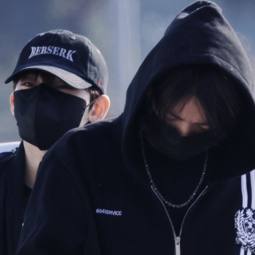 notsospicyz's tweet photo. dont you love it whenever sunoo peeks behind heeseung https://t.co/p5mT8XEM3l