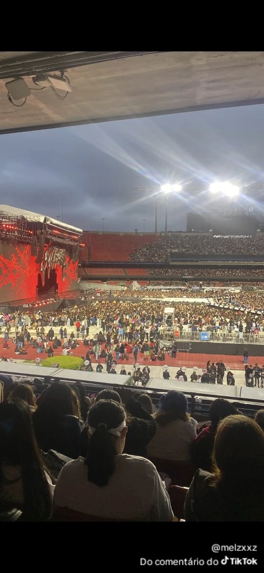 sayoongii's tweet photo. to vendo as pessoas tacando mt terror na cadeira superior do morumbis sendo que a visão ruim é pra quem chega basicamente na hora do show

isso daqui é no meio do setor, a visão ainda é limpa, com palco 360 então, fica mais limpa ainda https://t.co/mWTUev8Vky