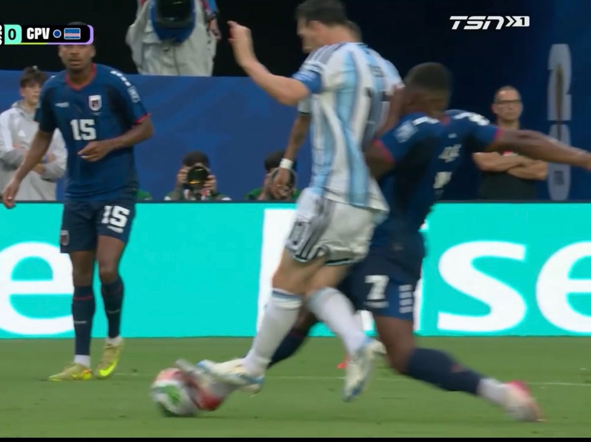 die278_1's tweet photo. @RitsuDelMillo @zangadunga @PeralesCru54808 @RomiOrtiz2016 Hermano, tan solo cabo verde les clavo 2, argentina tuvo 5 faltas cerca del área, donde 2 o 3 ni siquiera eran faltas, yo nunca dije que el grupo de México no era fácil, pero desde los 16avos ya era un rival medio fuerte, cuando argentina tiene asegurado hasta semis https://t.co/fEf32vAP5A