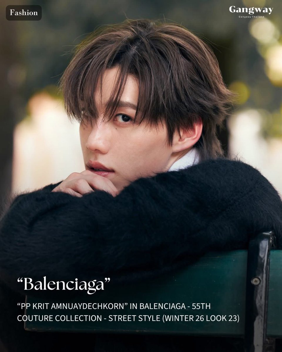 gangwayth's tweet photo. #GangwayNews พาส่องลุคจาก แบรนด์แอมบาสเดอร์คนสำคัญของ Balenciaga พีพี กฤษฏ์ อำนวยเดชกร (@ppkritt) ปรากฏตัวในโททัลลุคจาก Balenciaga ณ กรุงปารีส หลังร่วมชมแฟชั่นโชว์ Balenciaga คอลเล็กชั่นกูตูร์ครั้งที่ 55
 
พีพีสวมลุคที่ 23 จากคอลเล็กชั่น Winter 26 โดยพีพีสวมเสื้อถักโอเวอร์ไซส์คอวี สวมทับเสื้อเชิ้ตทรงพอดีตัวและเนกไท แมตช์คู่กับกางเกงยีนส์ทรงบาร์เรล พร้อมคอมพลีตลุคด้วยกระเป๋าหนังสีดำขนาดเล็กพร้อมฮาร์ดแวร์สีทองรุ่น Hourglass Avenue Top Handle และรองเท้า D'orsay Sneakers

PP KRIT BALENCIAGA GBA
#Balenciaga55thCouturexPPKRIT
#BalenciagaCouture
#Balenciaga #PPKritt