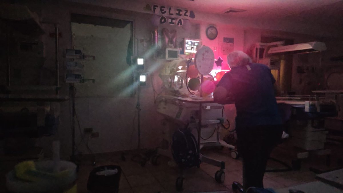 michelleriveraa's tweet photo. ¡ÁREA DE NONATOS SIN LUZ! Porque No HAY planta de emergencia en  UCI neonatos en el hospital Fernando Ocaranza de @ISSSTE_mx en #Hermosillo. Ahora mismo agua se filtra del techo por la lluvia.

Está lloviendo director @martibatres y el hospital, ES DE NUEVO UN CAOS. Cuando no es una, es otra. URGENTE 🚨 nuevo hospital 👇🏻👇🏻👇🏻