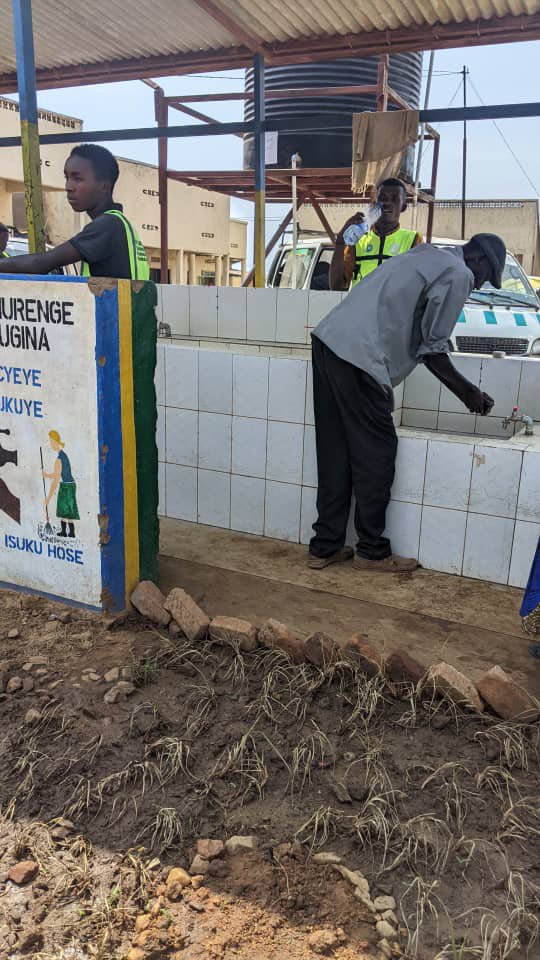 RyvcpKamonyi's tweet photo. @RwandaYouthVol1  mu murenge wa Mugina , Twakoze ibikorwa by'ubukangurambaga byibanze kumutekano wo mumuhanda, Isuku n'isukuru, kurwanya inzoga zinkorano n'ubukangurambaga kuri MUSA . @RwandaLocalGov @KubanaRichard https://t.co/mHfg6EzYkS