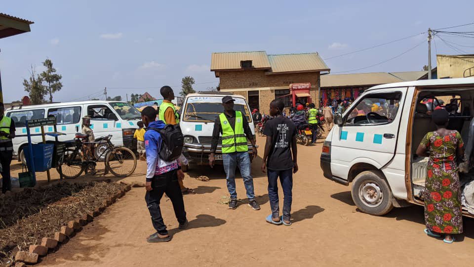 RyvcpKamonyi's tweet photo. @RwandaYouthVol1  mu murenge wa Mugina , Twakoze ibikorwa by'ubukangurambaga byibanze kumutekano wo mumuhanda, Isuku n'isukuru, kurwanya inzoga zinkorano n'ubukangurambaga kuri MUSA . @RwandaLocalGov @KubanaRichard https://t.co/mHfg6EzYkS