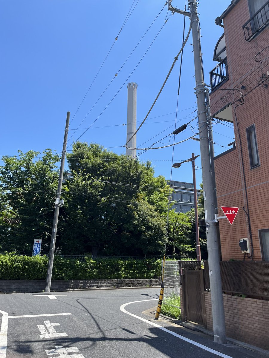 syonhige's tweet photo. ほんとだった。煙突の下には市民プールがあるんだ！ https://t.co/hENDSDwXDK