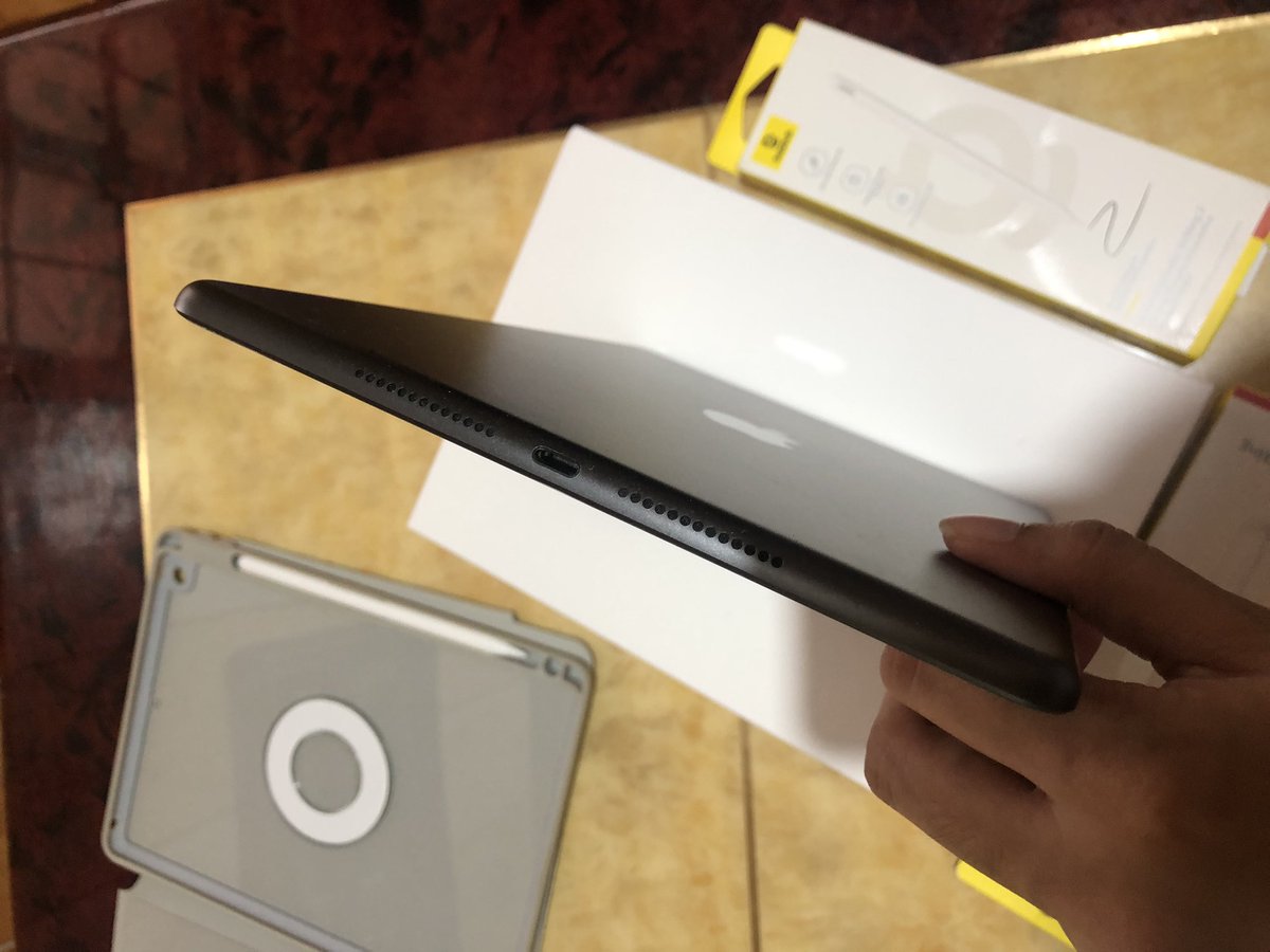 choisnoot's tweet photo. WTS LFB iPad 9th gen 64GB Space Gray

₱11,000 

Inclusions: 
⁃Original box
⁃Baseus Smooth Writing 3 stylus
⁃Baesus wireless charging case.
⁃2 iPad cases 
⁃UGREEN HiTune Max5c

RFS: Di na magagamit &amp; need funds. Ginamit ko lang nung review.

📍 Calamba, Laguna https://t.co/XHWG5cdgba