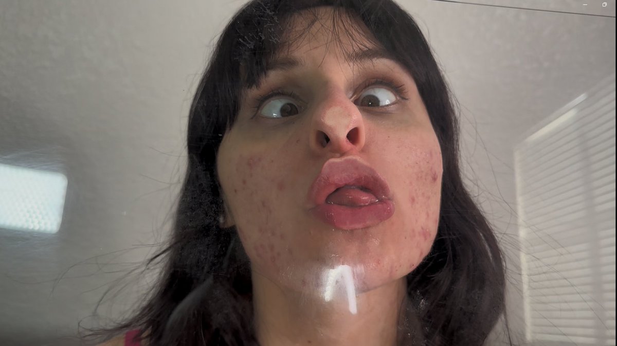 plexiglassclips's tweet photo. Vivi Valentine - PGP pt 1
Vivi sits behind the plexiglass in their sexy bra, &amp; presses her face against the clear wall, making a series of silly smooshed faces, while moaning, &amp; spitting during the entire video. She licks the glass rapidly &amp; sexily; kissing the glass. https://t.co/Ighz8OTv96