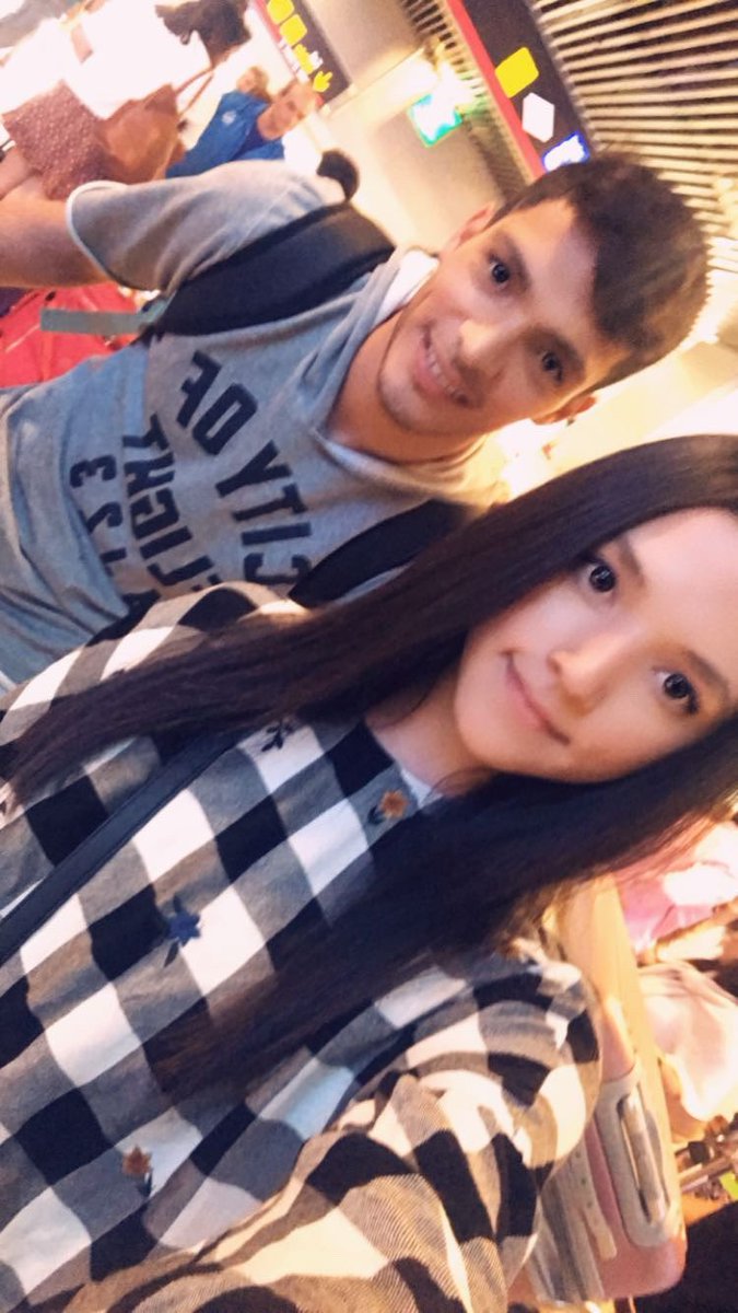 anapau_villa's tweet photo. Mi biggest flex sigue siendo que tengo esta selfie con Raúl Jiménez cuando me encontré a media selección en el aeropuerto de Madrid.

Lo opuesto a mi biggest flex es que tomé la foto con snapchat porque era la app que tenía abierta y se agregó un filtro tons salimos woobified. https://t.co/5IpHCCAYsz