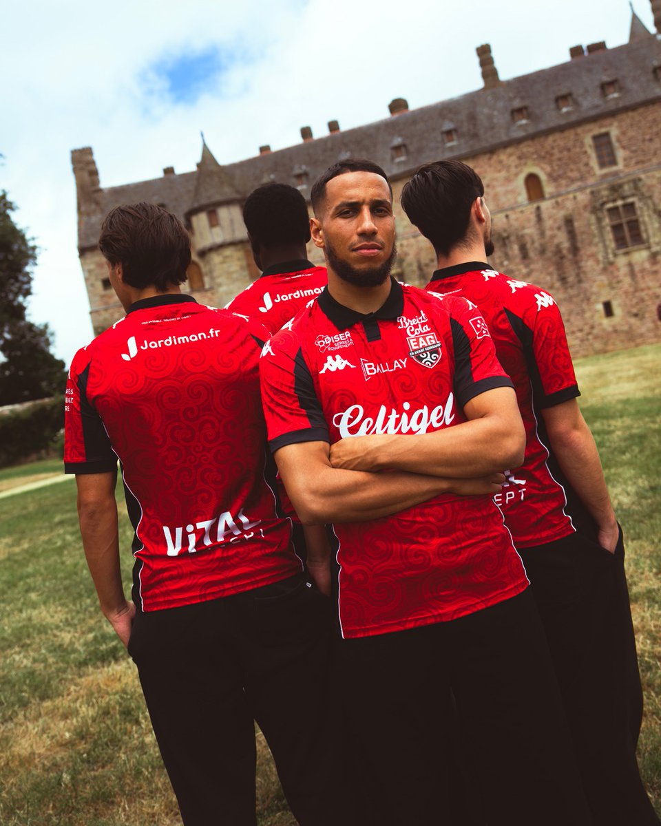 EAGuingamp's tweet photo. 🏰 Défendre nos t𝖊rres. Porter haut nos c𝖔uleurs.

Defend our l𝖆nd. Carry our c𝖔lours high.

Le nouveau maillot domicile @KappaFrance d’𝗘𝗻 𝗔𝘃𝗮𝗻𝘁. ❤️‍🔥🖤
The new 𝗘𝗻 𝗔𝘃𝗮𝗻𝘁 𝗚𝘂𝗶𝗻𝗴𝗮𝗺𝗽 home shirt by @KappaFrance.

#TeamEAG #WarRaok